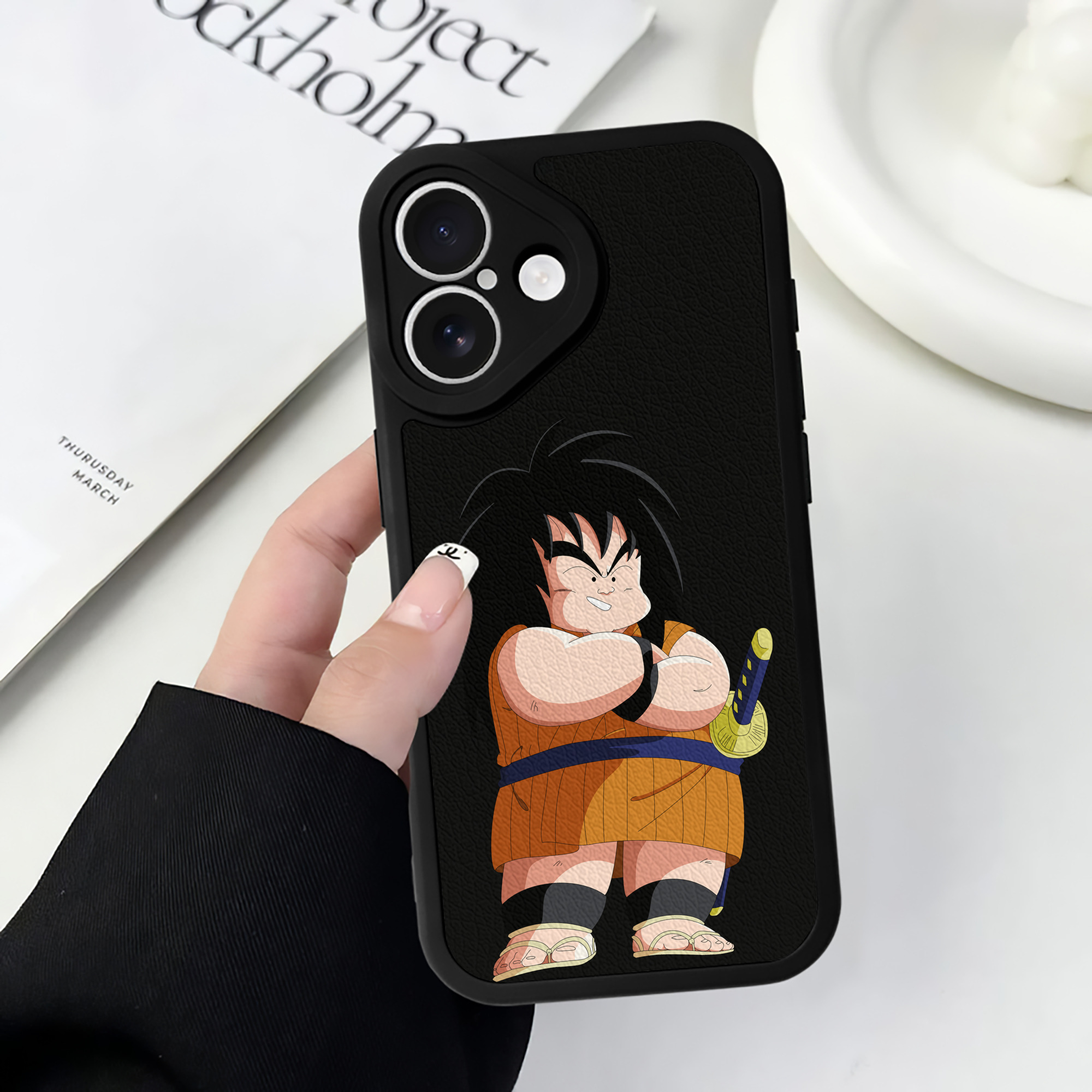 （画像用） ドラゴンボール やじろべえ DRAGON BALL Yajirobe 【iPhone 16シリーズ対応】シリコンスマホケース（レザー調） 材質：シリコン